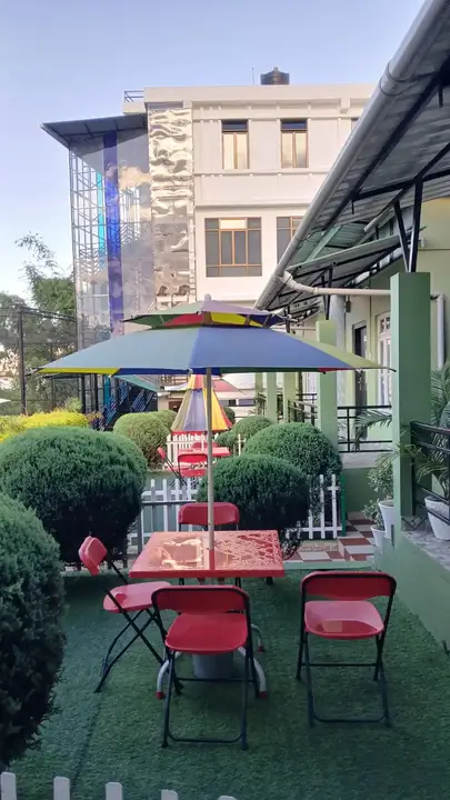 Garden seating with umbrellas in front of the cottages