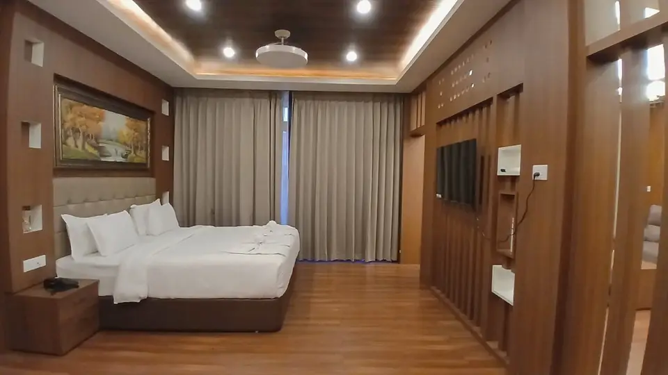 Grand Pool View Suite bedroom
