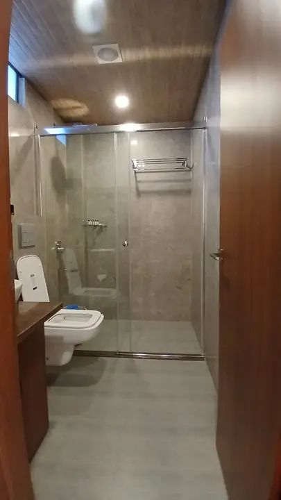 Poolside Premium Twin bathroom