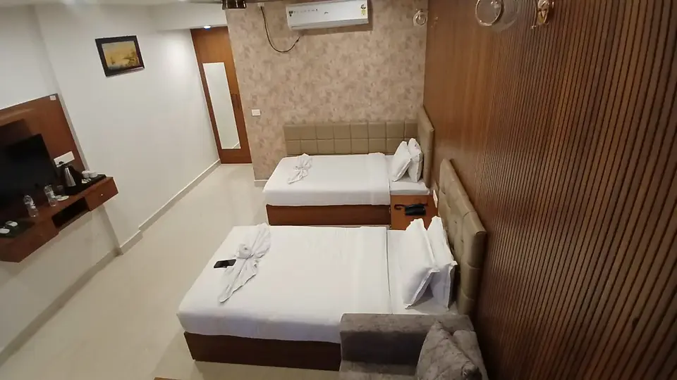 Poolside Premium Twin Room